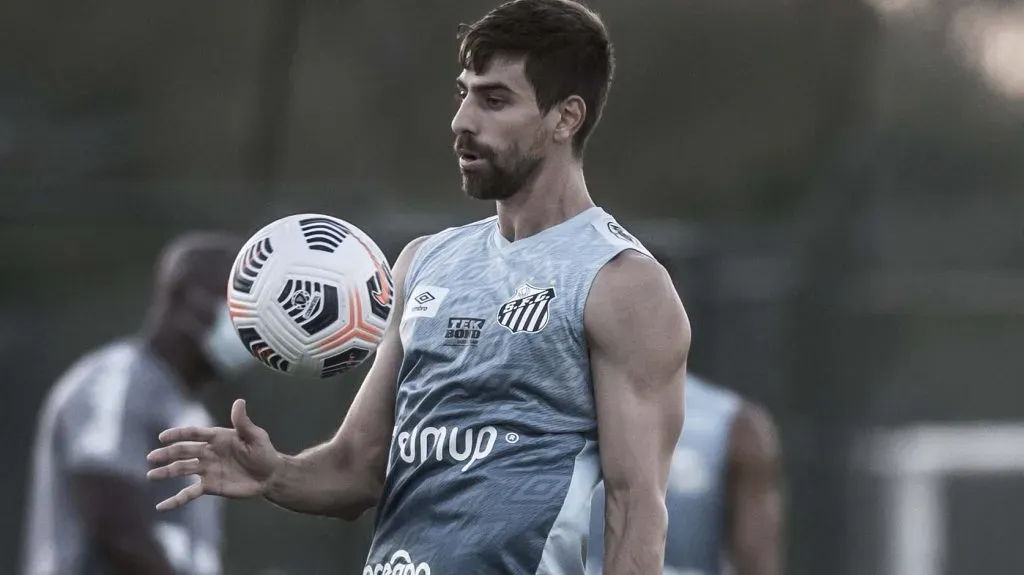 Luan Peres levantando bola - Foto: Ivan Storti/SFC