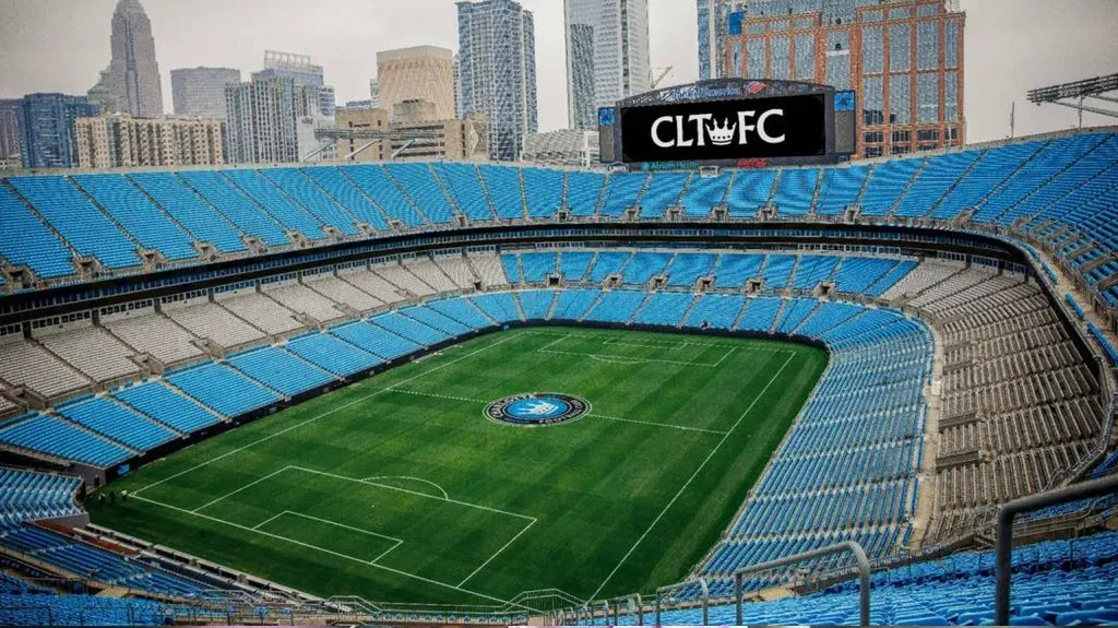 El Bank of America Stadium tiene capacidad para 74,867 espectadores y es la casa de los Carolina Panthers de la NFL y Charlotte FC de la MLS.