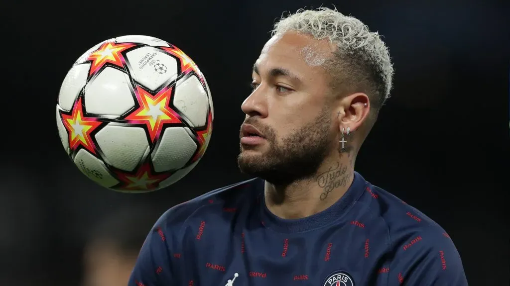 Neymar del PSG y balón de la Champions League