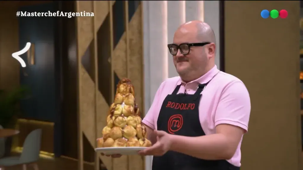 Rodolfo presentó su torre de profiteroles ante el jurado.