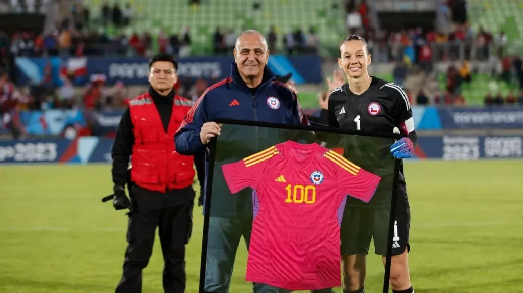 Christiane Endler fue homenajeada por su partido número 100 con Chile. Fuente: Prensa FFCh