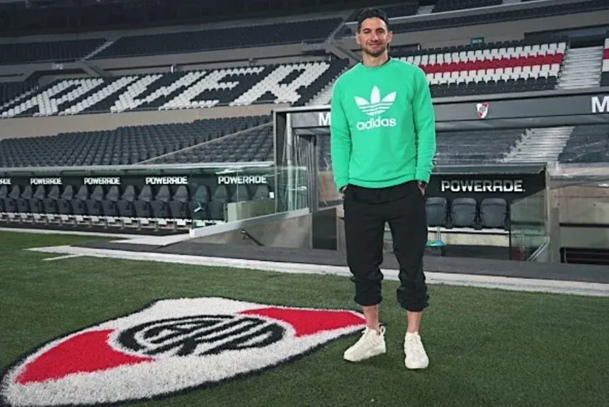 Alario conoció las últimas reformas que se llevaron a cabo en el Monumental (Foto: Prensa River)