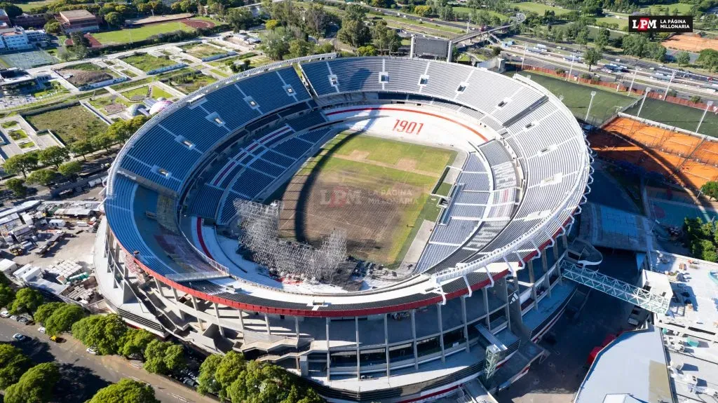 Ya se quitaron el escenario y la capa protectora del césped tras los recitales en el Monumental (FOTOS: Sebastián Rodeiro/La Página Millonaria).