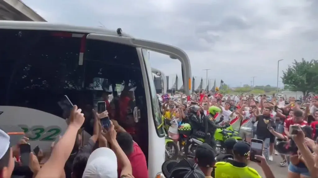 Locura total con la llegada de River a Cúcuta, Colombia.