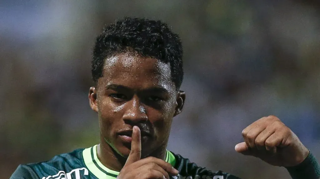 Endrick comemora gol pelo Palmeiras. Foto: Ricardo Moreira/Getty Images