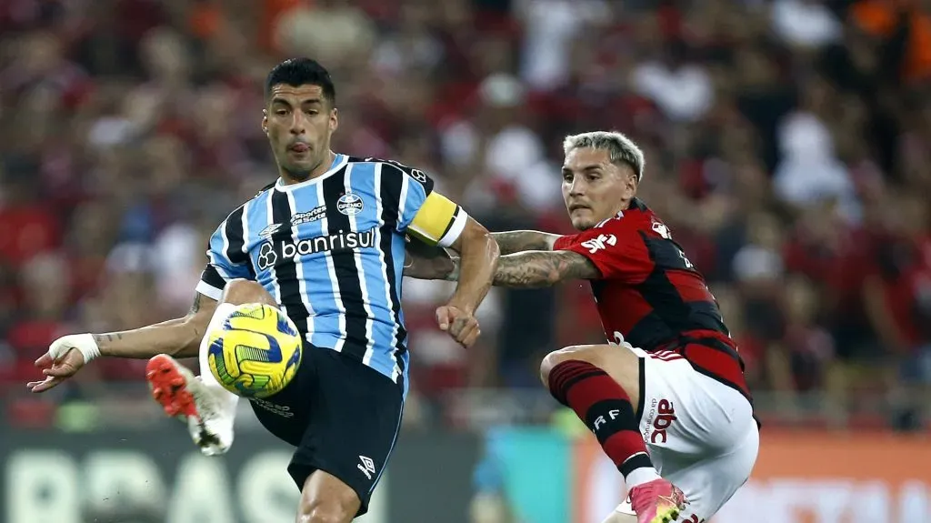 Duas propostas na mesa: Varela desperta interesse de dois campeões da Libertadores e pode deixar o Flamengo em 2024 (Photo by Wagner Meier/Getty Images)