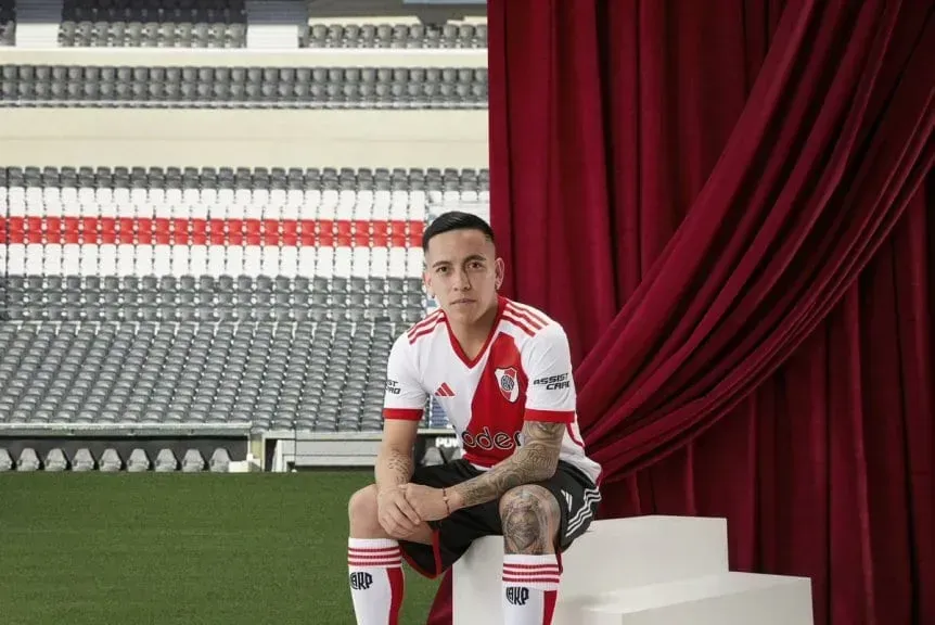 Barco con la nueva camiseta de River.