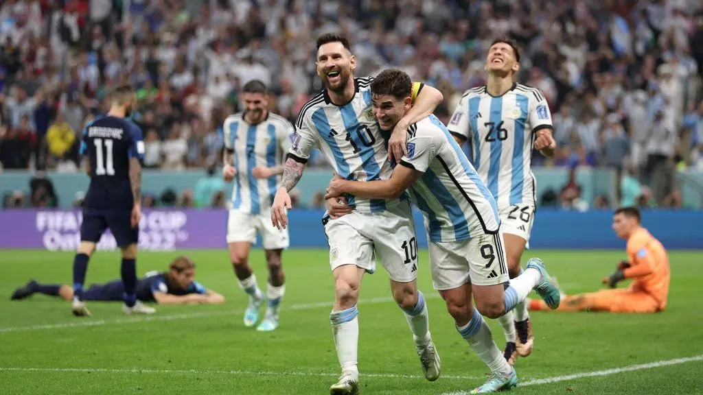 Julián Álvarez podría jugar junto a Lionel Messi y Lautaro Martínez. Getty.