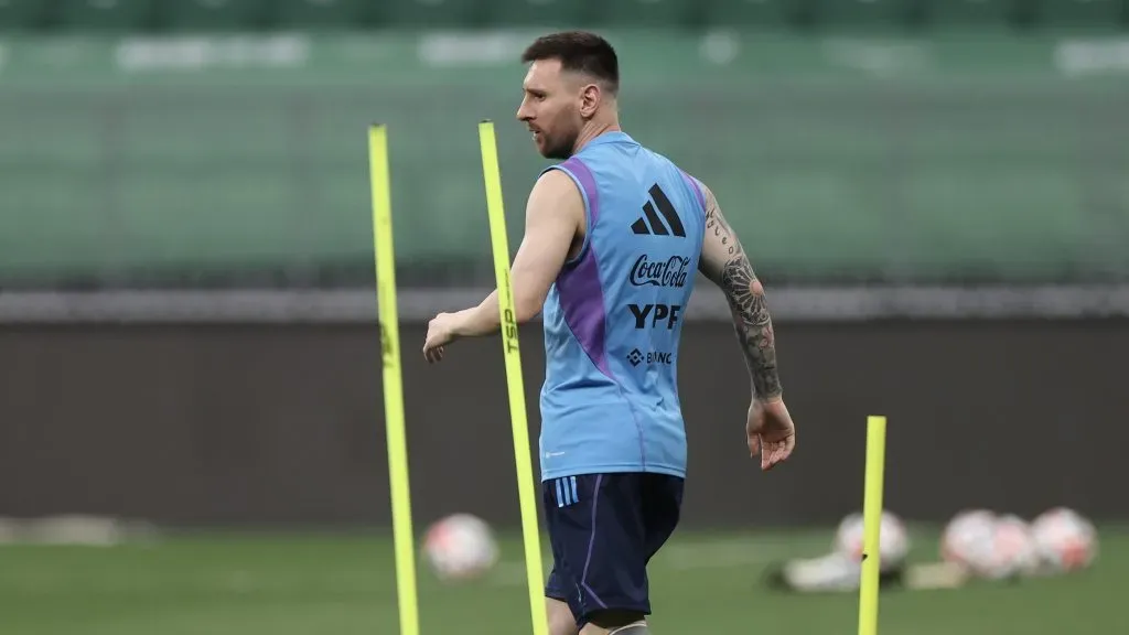 Lionel Messi entrenándose con la Selección Argentina.
