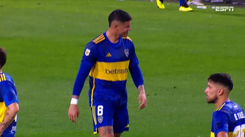 Marcos Rojo se tocó el aductor izquierdo e hizo gestos de dolor al banco de suplentes. (ESPN)