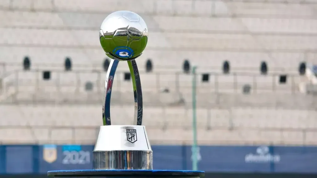 El trofeo de la Copa de la Liga espera por el campeón.