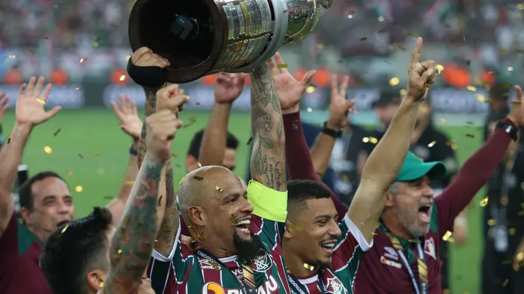 Felipe Melo levantando la Copa Libertadores.