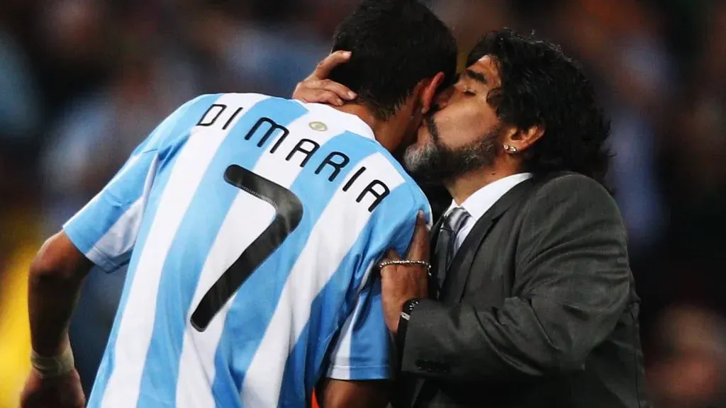 Ángel Di María recordó a Maradona en todo momento.