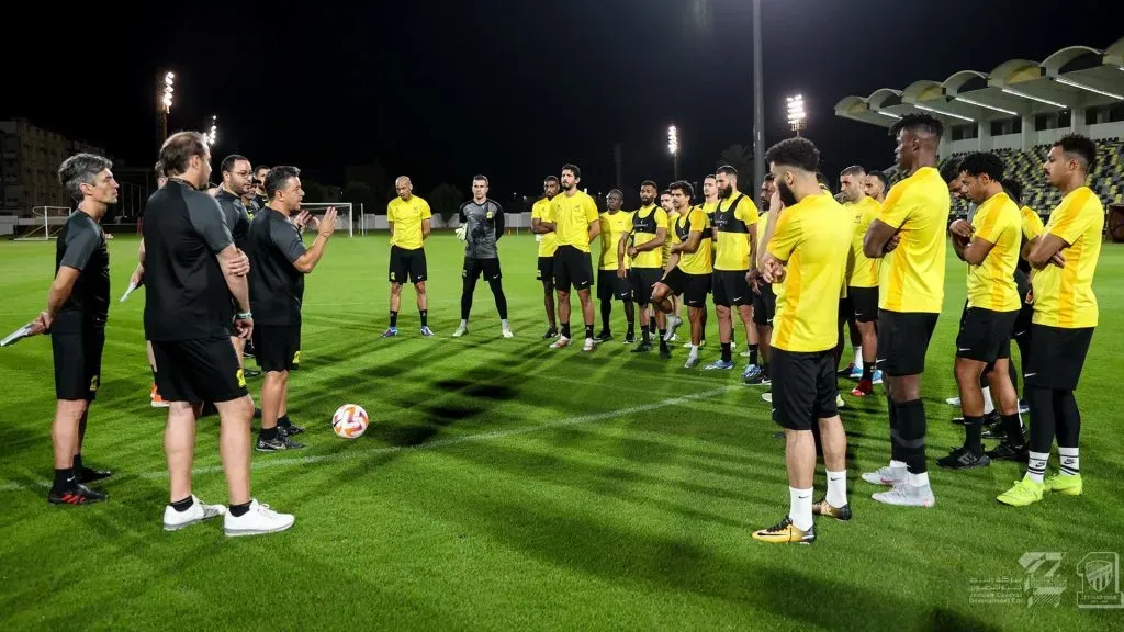 Marcelo Gallardo se dirige por primera vez al plantel. Foto: Al-Ittihad