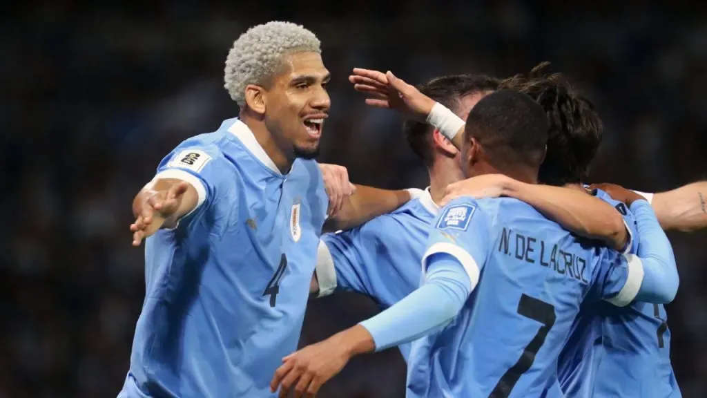 Ronald Araújo y el abrazo tras marcarle a Argentina. (Foto: Getty Images)
