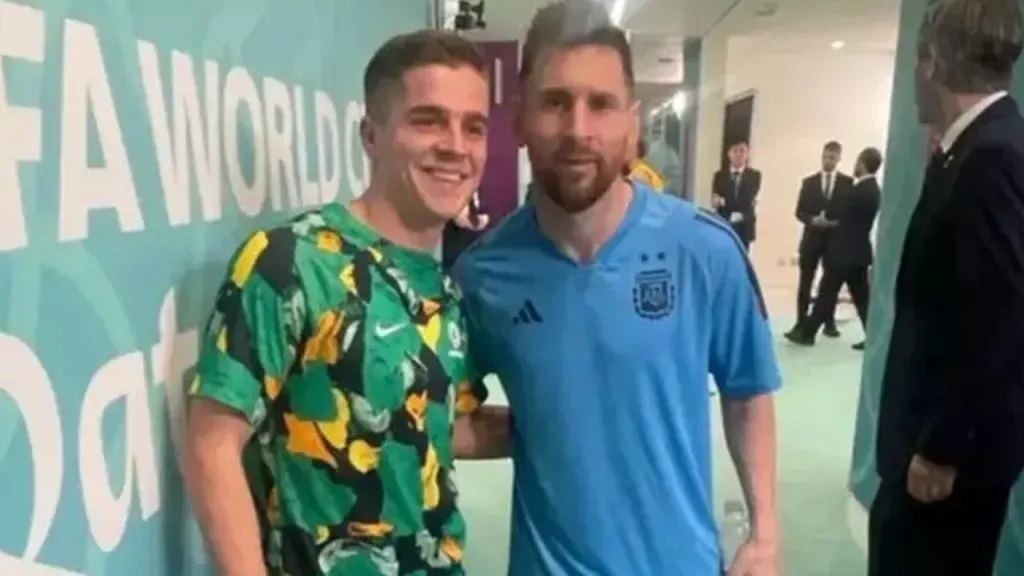 Cameron Devlin tiene la camiseta que utilizó Messi contra Australia en Qatar.