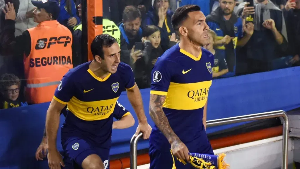 Carlos Tevez y Carlos Izquierdoz compartiendo el plantel de Boca. (Getty Images)