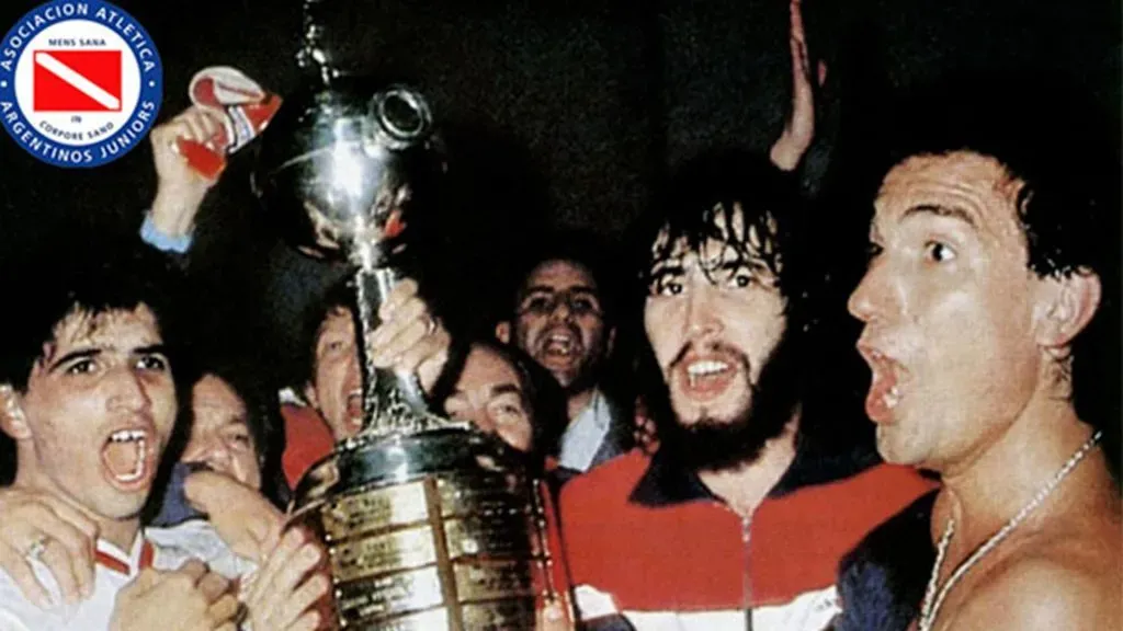 El plantel del “Bicho” festeja con el trofeo de la Copa Libertadores (Argentinos oficial)
