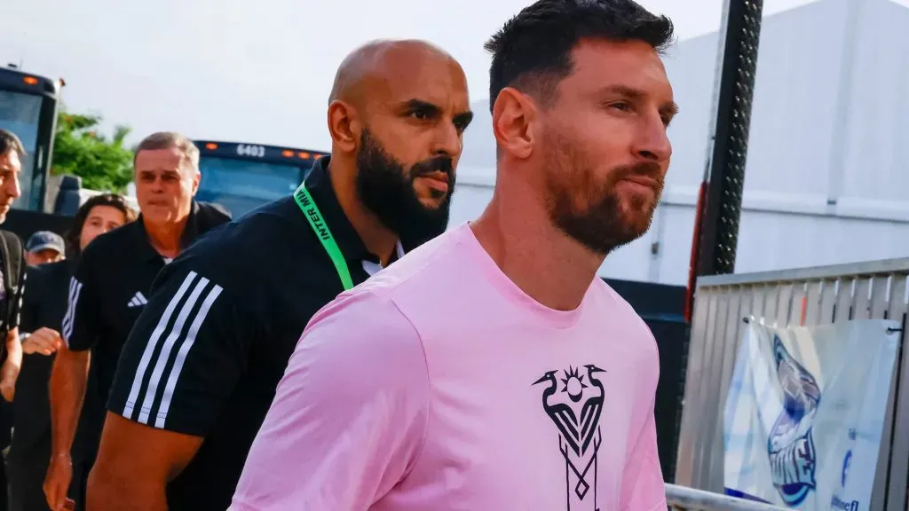 Yassine Cheuko y Lionel Messi. (Foto: Getty Images)
