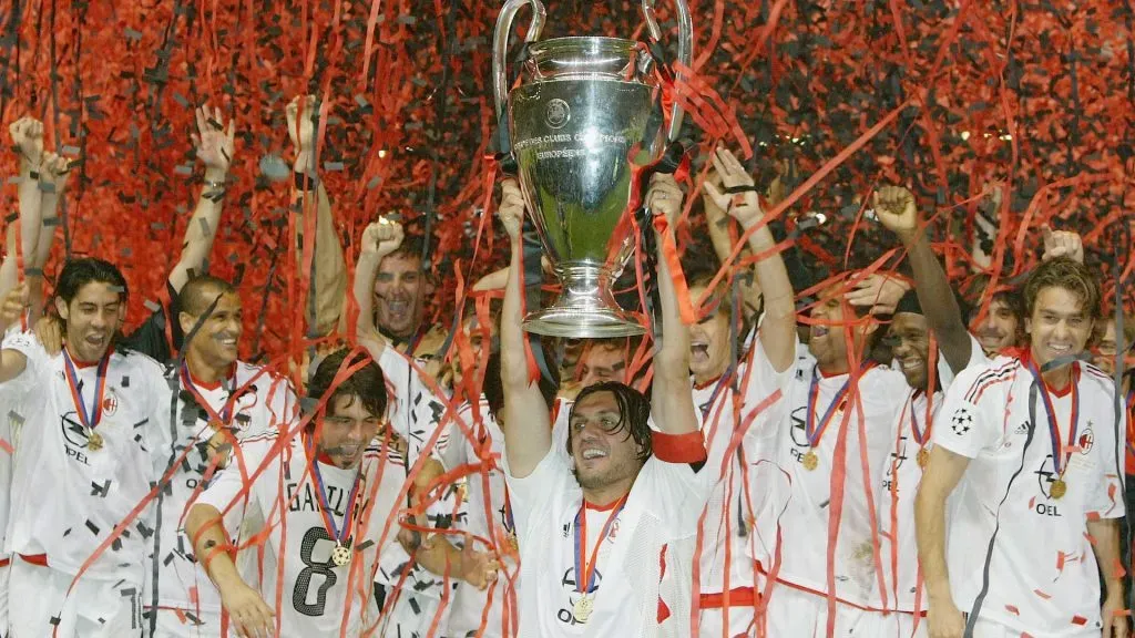 Paolo Maldini levanta la “orejona”; Milan era campeón de la Champions (Getty Images)