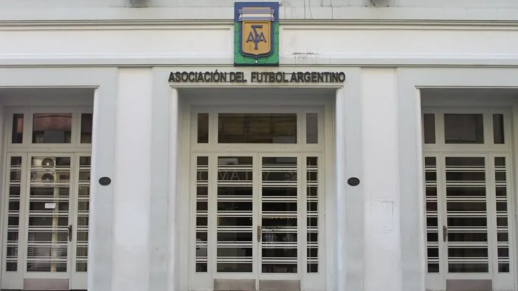 El frente del histórico edificio de la AFA en la calle Viamonte 1366.