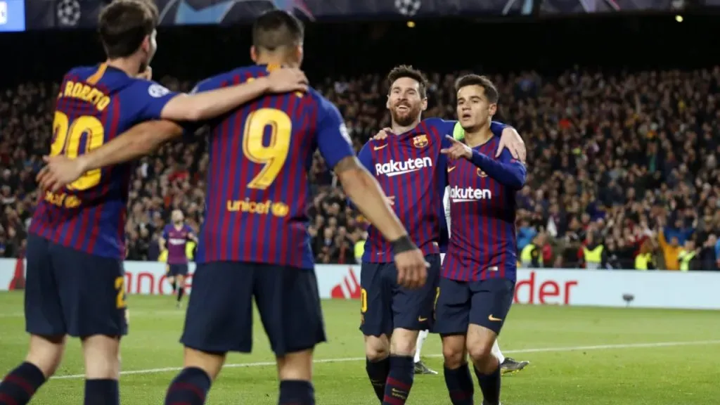 Messi y Coutinho, abrazados en un partido de Barcelona (IMAGO / ANP).