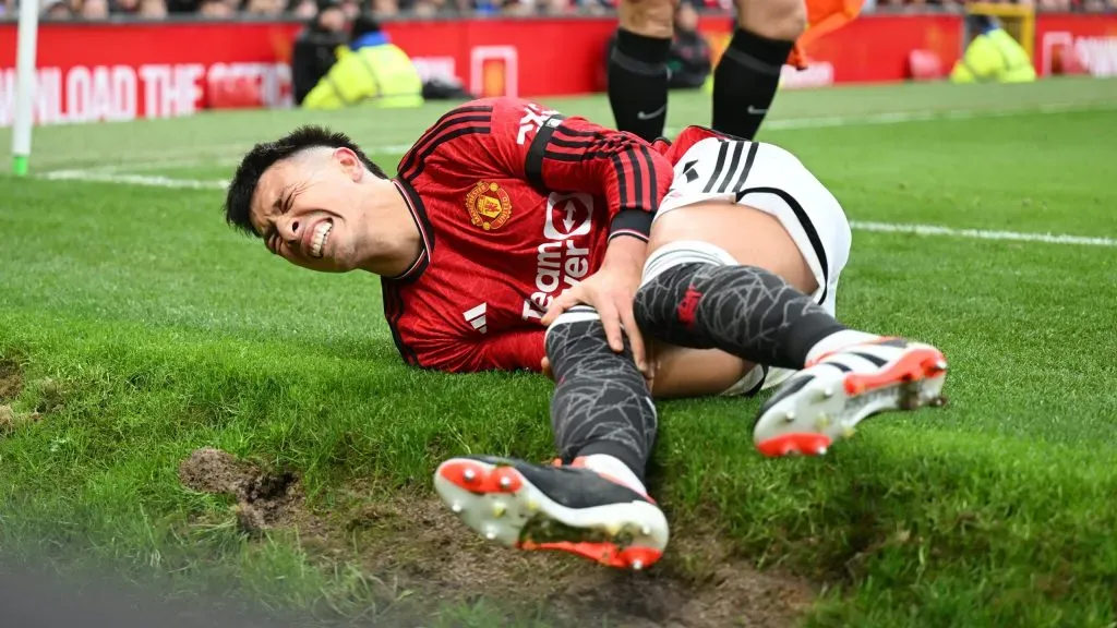 Lisandro Martínez debió ser reemplazado en el Manchester United vs. West Ham al sufrir una molestia en la rodilla. Getty Images.