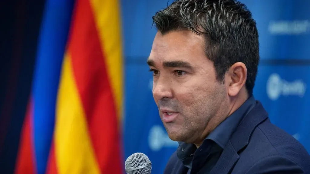 Deco, director deportivo del Barcelona, explora opciones para el nuevo entrenador.