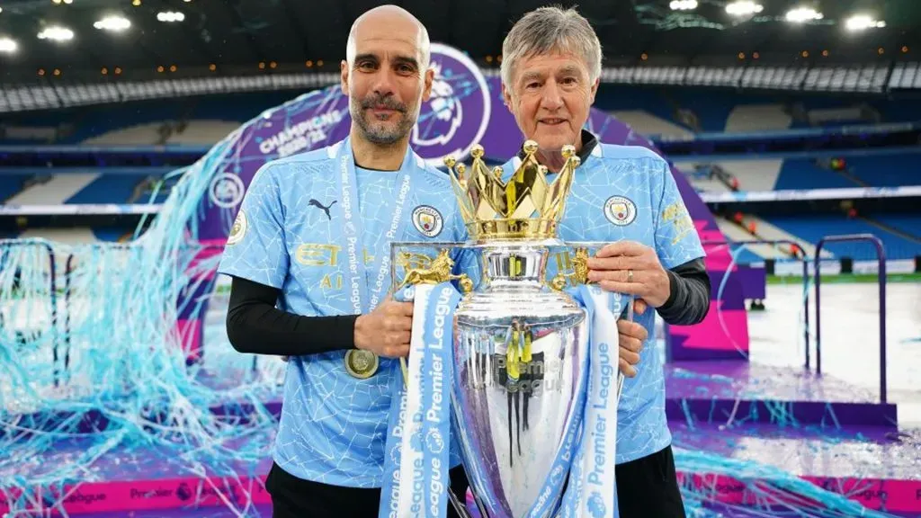 Brian Kidd fue 12 años asistente en el Manchester City, pero varios años antes vistió ambas camisetas como jugador.