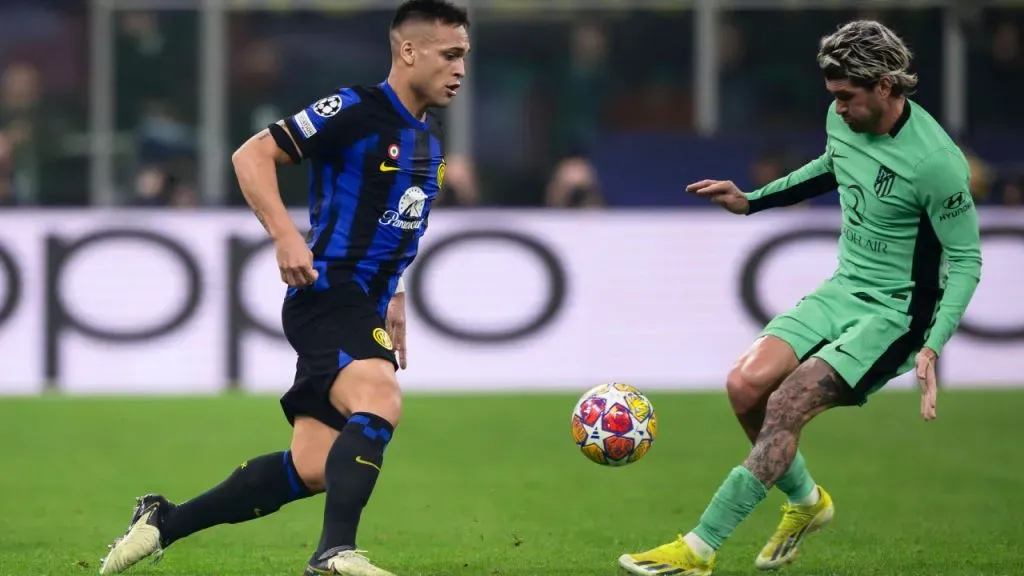 Lautaro Martínez, enfrentando a su compañero de selección, Rodrigo de Paul (IMAGO / Nicolo Campo).