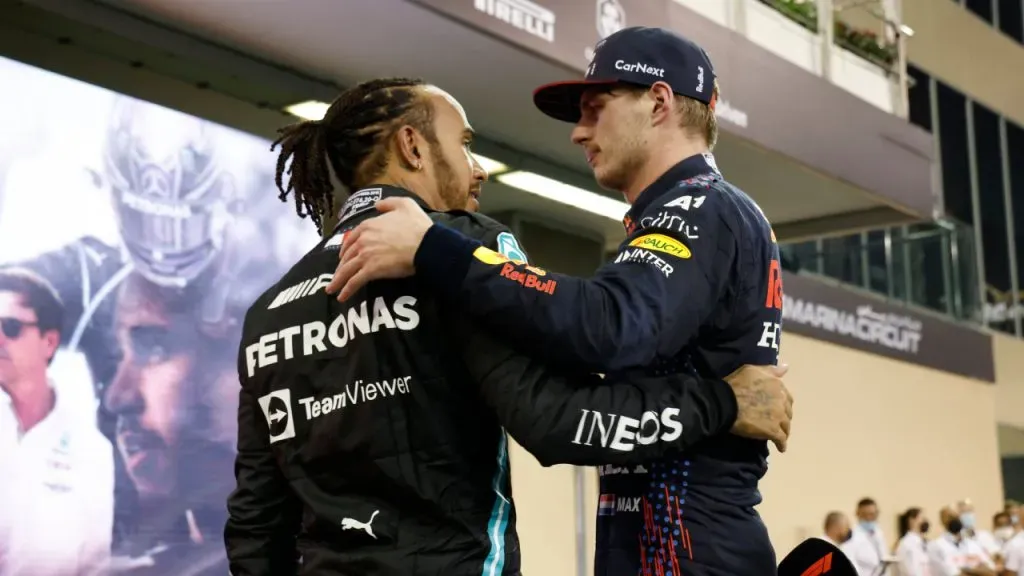 El saludo de Hamilton a Verstappen tras el título de F1 en 2021 en Abu Dhabi