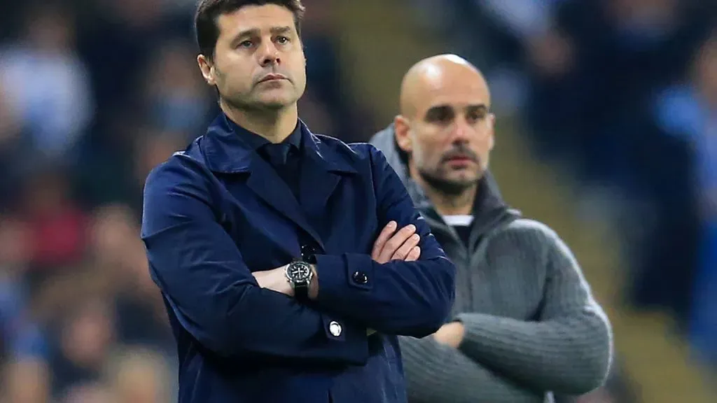 Mauricio Pochettino, DT de Chelsea y Pep Guardiola, DT del Manchester City en la Premier League
