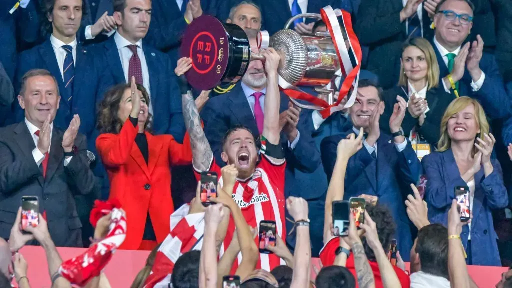 Iker Muniain levantando la Copa del Rey.