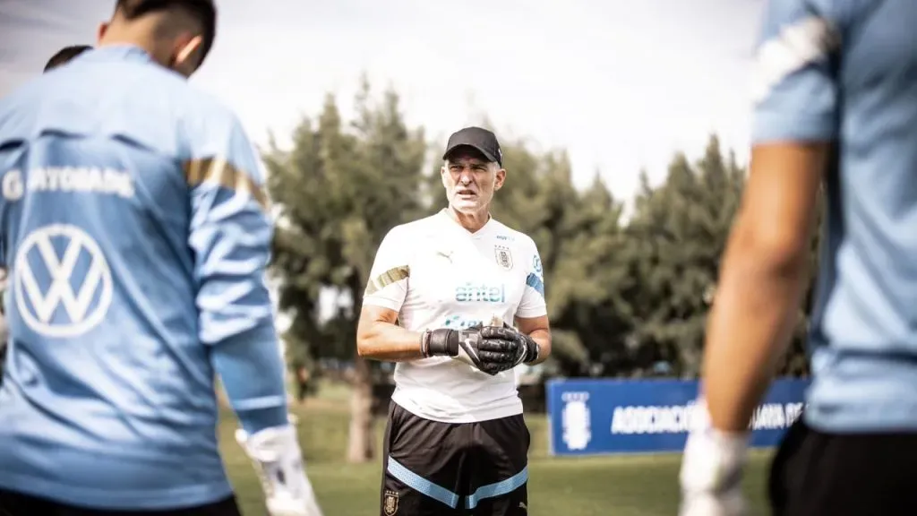 Carlos Nicola, entrenador de arqueros de Uruguay (Twitter @Uruguay).