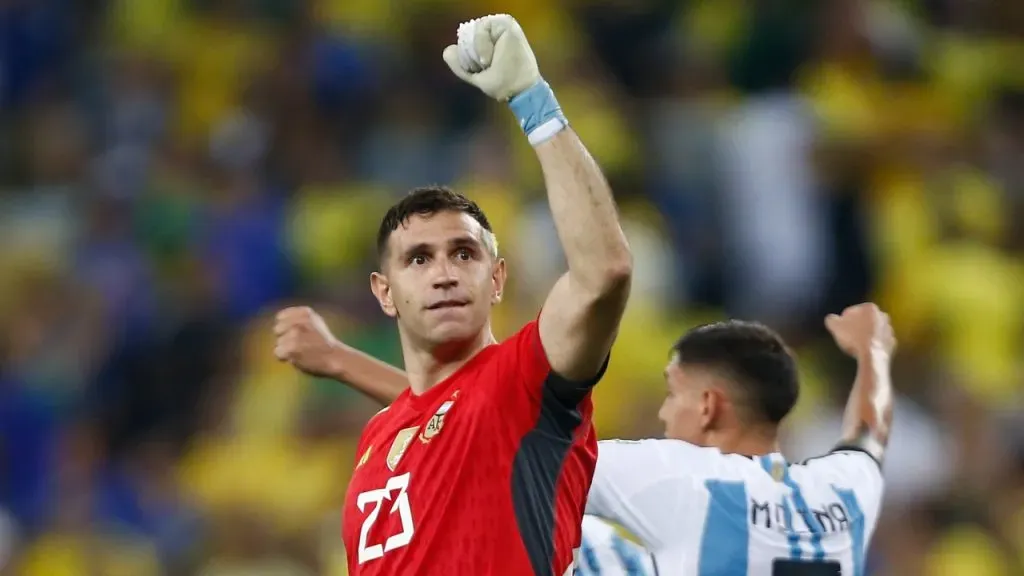 Dibu Martínez, brazo en alto tras una gran victoria en Brasil con Argentina (Getty Images).