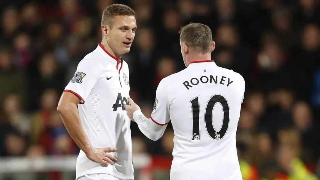 Rooney decidió cortar el problema de raíz cuando se cruzó con Vidic.