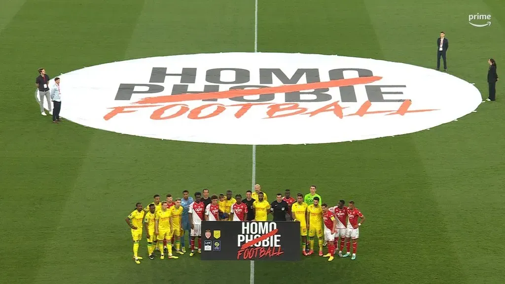 El momento en el que los jugadores del Monaco y Nantes posaron contra la homofobia en el fútbol.