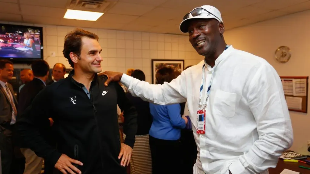 Roger Federer, junto a su referente Michael Jordan en 2014 (Getty Images).