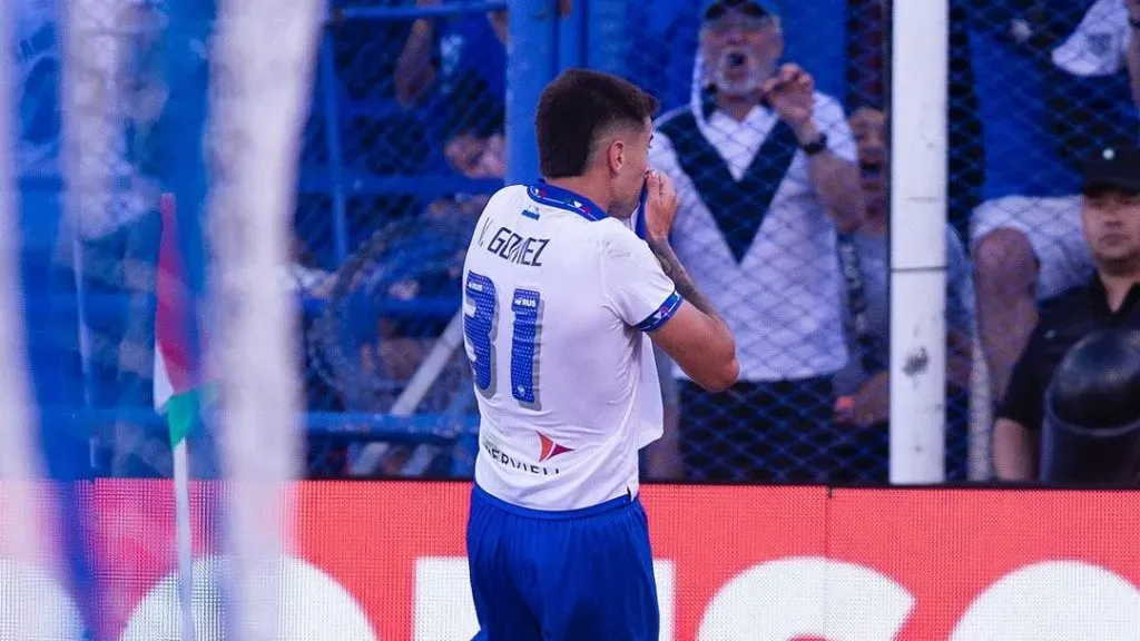 Valentín Gómez festejando un gol en Vélez.