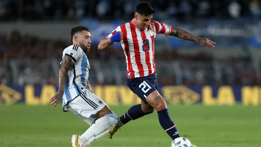 Adam Bareiro, jugando para la selección de Paraguay ante Argentina (Getty Images).