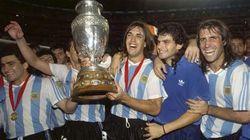 Acosta, Bati, Mancuso y Leo Rodríguez en el 93. Foto web.