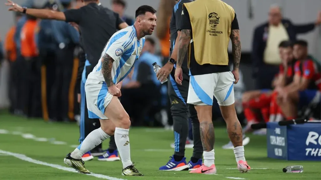 Messi fue atendido en pleno partido contra Chile.