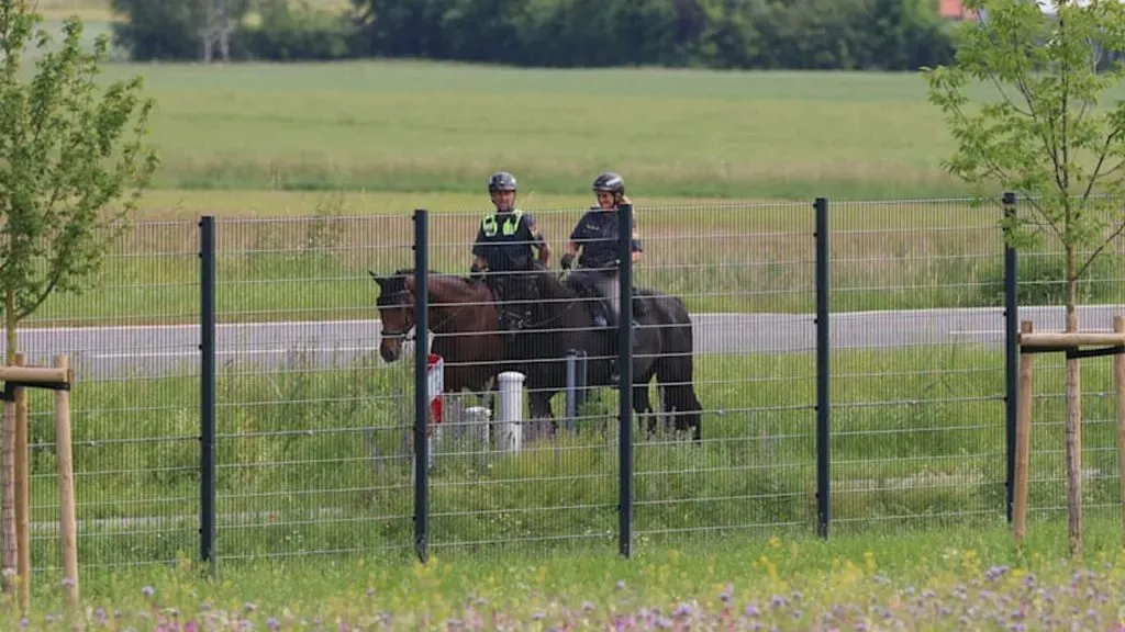 Alemania cuenta incluso con Policía Montada para alejar a los curiosos.