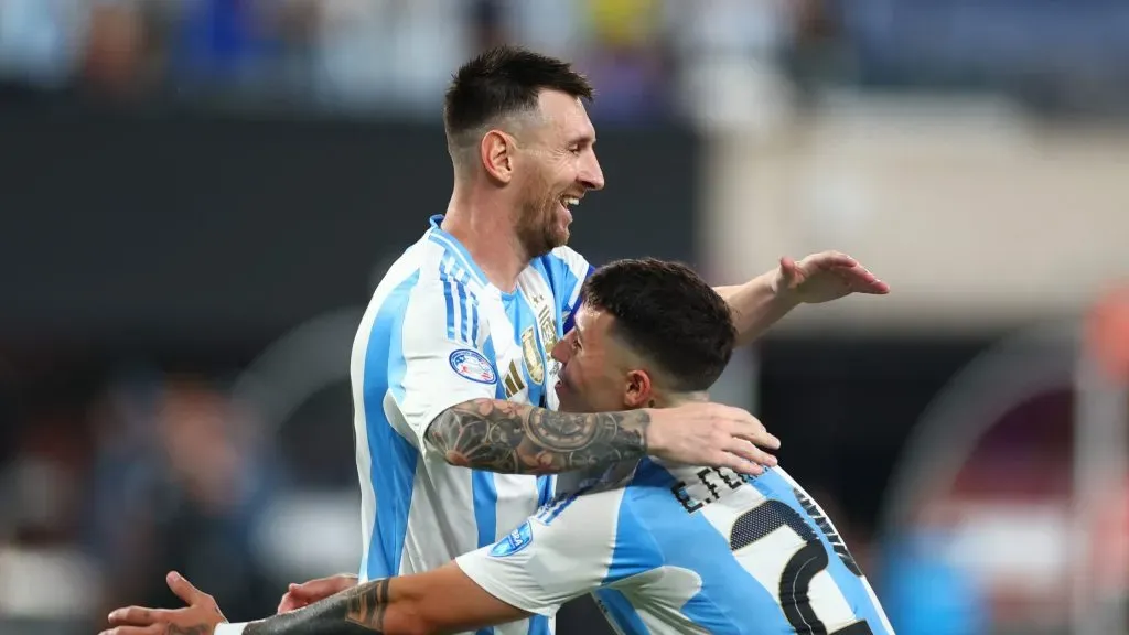 Lionel Messi celebra su gol junto a Enzo Fernández. (Foto: Getty).