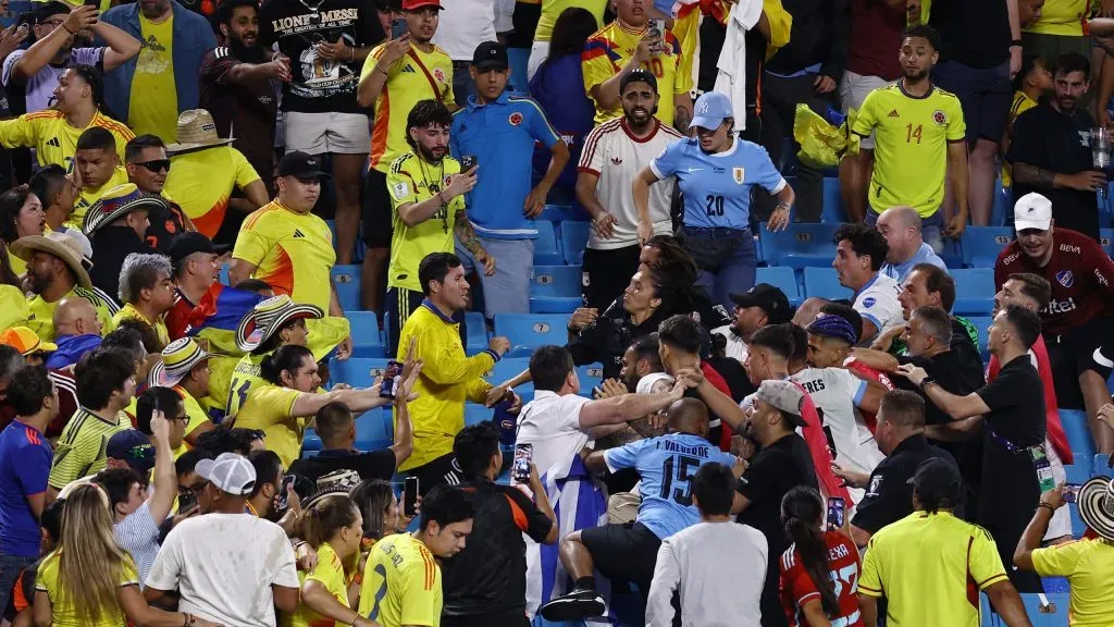 Los futbolistas uruguayos y los fanáticos colombianos protagonizaron una pelea en las tribunas.