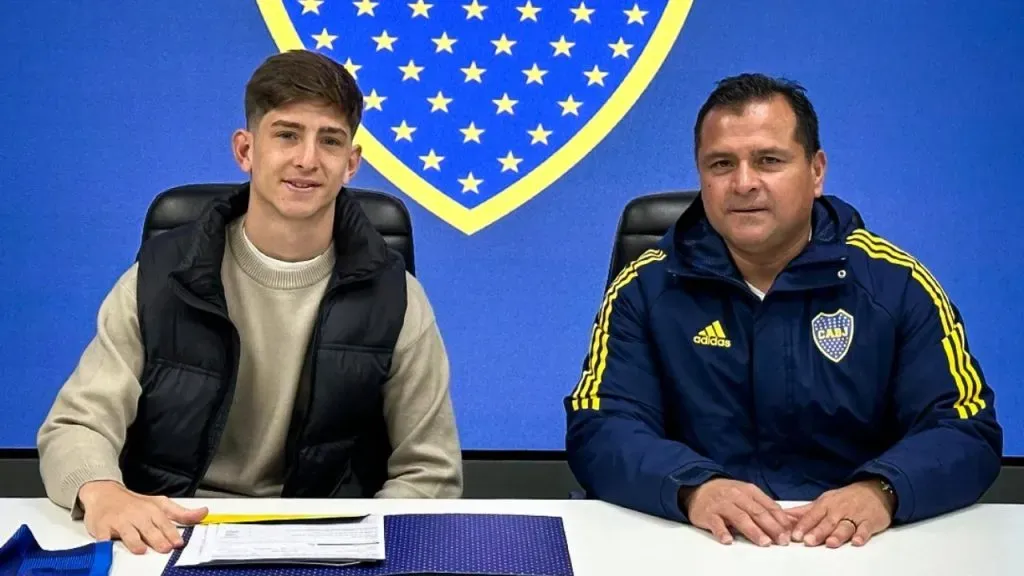 Tomás Belmonte, en la firma de su contrato de Boca (X @BocaJrsOficial).