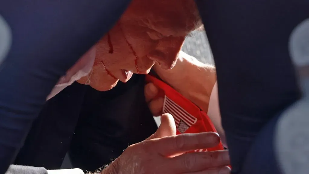 Donald Trump, en el suelo, con sangre en su rostro tras el atentado (Anna Moneymaker/Getty Images).