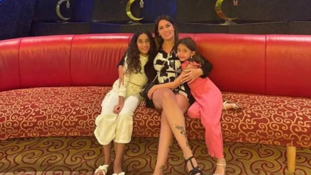 Jorgelina Cardoso y las hijas de Di María, Mía y Pía (Instagram @angeldimariajm).
