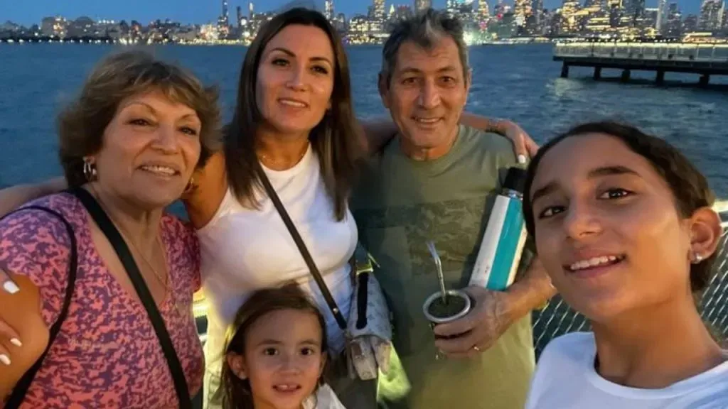 Jorgelina Cardoso, junto a las hijas y padres de Di María (Instagram @angeldimariajm).