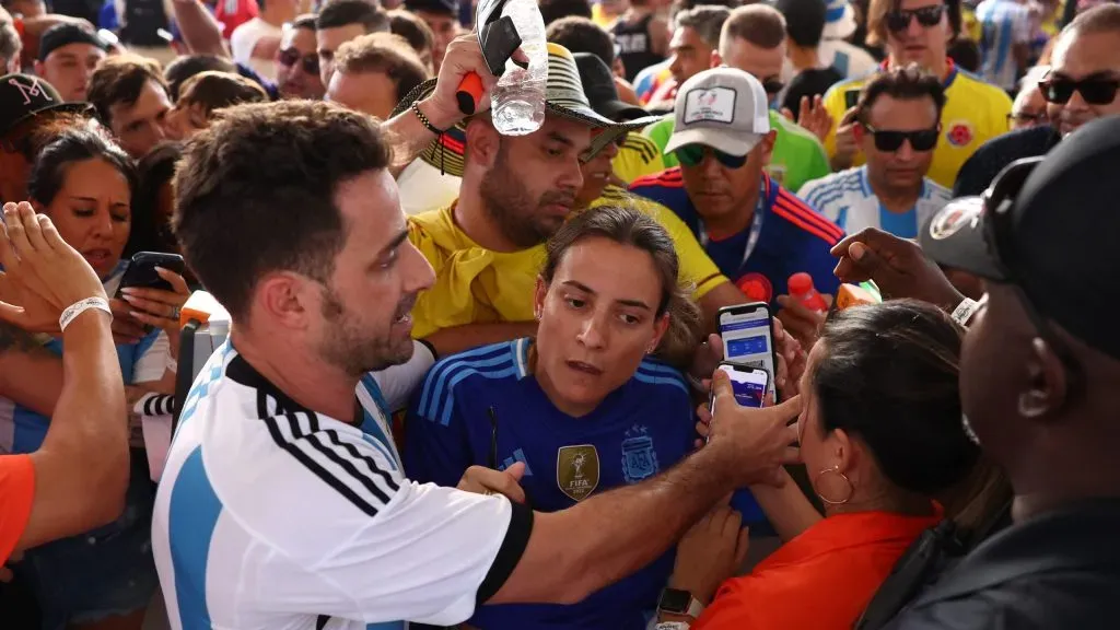 El partido entre Argentina y Colombia se retrasó por incidentes.